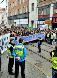 Pochodu přívrženců Dělnické mládeže v Brně se postavilo asi 1500 lidí