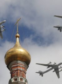 Ruská letadla během nácviku slavnostního přeletu na přehlídku 9. května