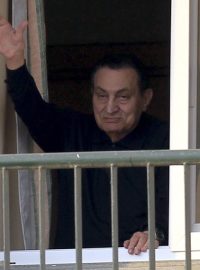 Bývalý egyptský prezident Husní Mubarak mává svým příznivcům z vojenské nemocnice
