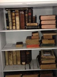 Staré vzácné knihy ukradené z křtinské fary