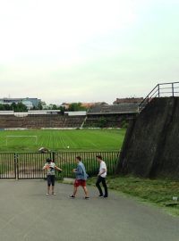 Pohled na brněnský stadion Za Lužánkami. Vymýcená tribuna nalevo, zarostlá napravo (snímek z roku 2015)