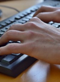 Počítač, klávesnice, hacker, psaní na počítači, na klávesnici (ilustrační foto)