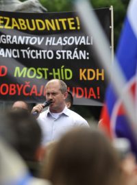 Župan Banskobystrického kraje Marián Kotleba řeční k účastníkům demonstrace proti přílivu uprchlíků do Evropy