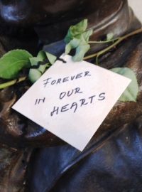 U sochy Nicholase Wintona leží i květiny se vzkazy „Děkujeme“ nebo „Navždy v našich srdcích“