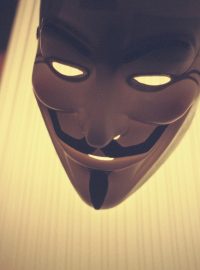 Protithatcherovská fantazie Alana Moora V jako Vendetta se nečekaně vrátila s maskami protestního hnutí Anonymous, ale Mooreovi to nevadí
