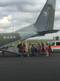 Letadlo Casa s 9 ukrajinskými pacienty přistálo navečer v Praze