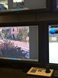 Strážník městské policie v Jaroměři sleduje výstup z kamer sledujících železniční přejezd