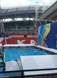 Druhou polovinu fotbalové arény v Kazani tvoří vyplavávací bazén pro sportovce