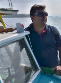 Romário Monteiro Alves vozí svou lodí turisty na sportovní rybolov nebo potápění. Dnes si tak ale už nevydělá