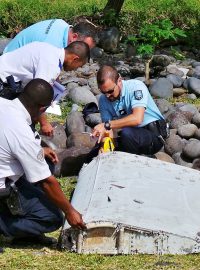 Francouzští policisté a vyšetřovatelé zkoumají úlomek křídla nalezený na ostrově Réunion