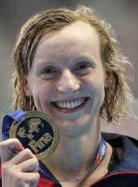 Američanka Katie Ledecká s jednou ze čtyř zlatých medailí, které na MS v Kazani získala