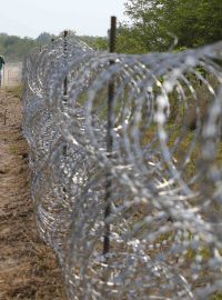 Stavba plotu na maďarsko-srbské hranici