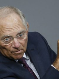 Na pomoc Merkelové přispěchal ministr financí Wolfgang Schäuble, který ve svém projevu označil případné hlasování proti záchrannému balíčku pro Řecko za „nezodpovědné“