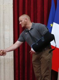 Francouzský prezident vyznamenal muže, kteří v rychlovlaku Amsterdam-Paříž vlastními silami zneškodnili teroristu