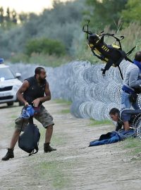 Maďarská policie přihlíží pokusu uprchlíků ze Sýrie překonat plot u hranic se Srbskem