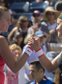 Anna Karolína Schmiedlová (vpravo) gratuluje Petře Kvitové k postupu do osmifinále US Open