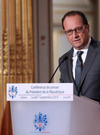 Francouzský prezident François Hollande před tiskovou konferencí v Elysejském paláci v Paříži