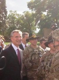 S průzkumnou jednotkou americké armády se v ruzyňských kasárnách setkal generální tajemník NATO Jens Stoltenberg