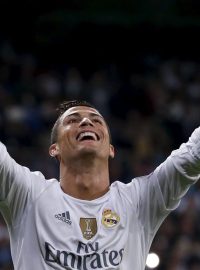 Cristiano Ronaldo opět zazářil v Lize mistrů, když třemi góly zařídil vítězství Realu Madrid nad Šachťarem Doněck
