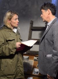 Herci Linda Rybová a Pavel Kříž při natáčení jedné ze scén šestého pokračování příběhů o básnících