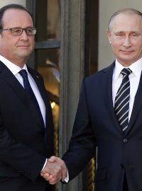 Francouzský prezident François Hollande a ruský prezident Vladimir Putin před jednáním v Paříži