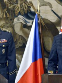 Náčelník vojenské kanceláře Hradu Rostislav Pilc odvolal velitele Hradní stráže Radima Studeného (vlevo na snímku z 3. června 2013)