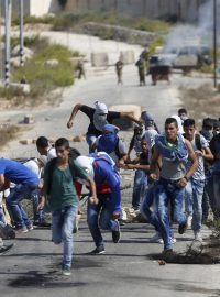 Na Západním břehu Jordánu dochází ke střetům mezi Palestinci a izraelskou armádou