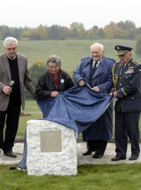 V Lidicích dnes slavnostně odhalili základní kámen kontroverzního památníku pro letce RAF