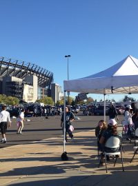 Parkoviště u stadionu Philadelphie Eagles neslouží jen jak plocha pro auta. Fanoušci si na něm staví i své stánky s grilem