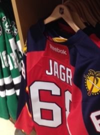 Oficiální fanshop na Manhattanu nabízí suvenýry všech týmů NHL i dres Jaromíra Jágra