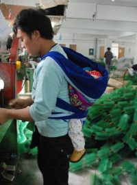 V továrně paní Wang v čínském městě I wu ročně vyrobí tisíce vánočních stromků