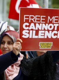 Podporovatelé Gulenova hnutí protestovali proti obsazení opozičních médií