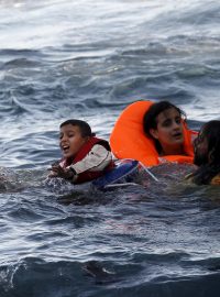 Do Řecka se snažili dostat uprchlíci na vratkých lodích, které se během plavby potopili