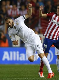 Karim Benzema (v bílém) k večernímu duelu Realu s Paris Saint-Germain nenastoupí