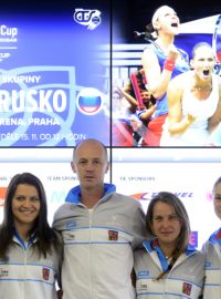 Na finále Fed Cupu proti Rusku byly nominovány: zleva Petra Kvitová, Lucie Šafářová, Barbora Strýcová a Denisa Allertová. Nehrajícím trenérem je Petr Pála (uprostřed)