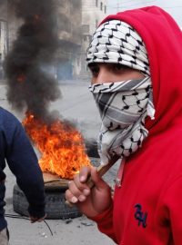 Potyčky palestinské mládeže s izraelskými vojáky v Hebronu