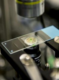 Díky chlazení laserem vydávají nanokrystaly vyvíjené týmem Washingtonské univerzity červenozelenou záři, která je viditelná pouhým okem