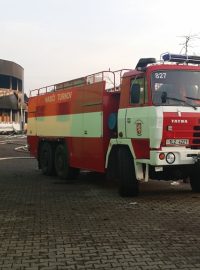 Požár v průmyslovém areálu v Turnově stále dohašují desítky hasičů