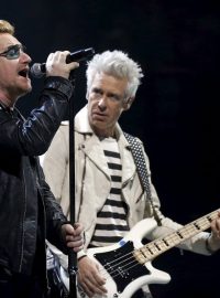 U2 se vrátili do Paříže, aby odehráli dva koncerty, které v listopadu posunuli kvůli teroristickým útokům