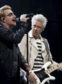 Kapela U2 během svého vystoupení v koncertním sále Bercy