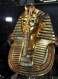 Maska faraona Tutanchamona se po opravě vrátila do káhirského muzea