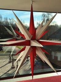 Ochranovská hvězda má zpravidla 25 dlouhých cípů, tradičními barvami jsou bílá a červená