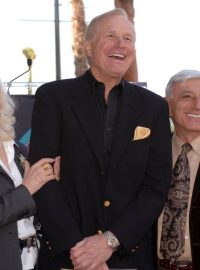 Wayne Rogers (uprostřed) při odhalení hvězdy s jeho jménem na hollywoodském chodníku slávy v roce 2005