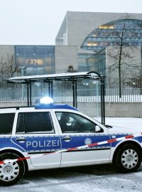 Policejní vůz před budovou německého kancléřství v Berlíně