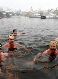 Desítky otužilců si dnes zaplavaly v ledové Vltavě
