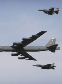 Americký bombardér B-52 v doprovodu dvou bojových letounů přeletěl nad Jižní Koreou
