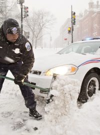 Washingtonský policista se snaží vyprostit svůj automobil ze sněhové pasti