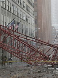 Stavební jeřáb ce zřítil na ulici na dolním Manhattanu