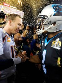 Quaterback týmu Denver Broncos Payton Manning se zdraví se soupeřem z Caroliny Panthers Camem Newtonem poté, co Broncos ovládli jubilejní padesátý Super Bowl
