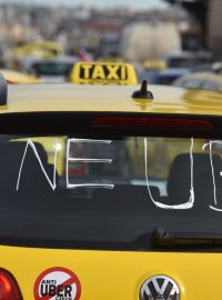 Pražští taxikáři blokují magistrálu, kvůli cenám i &#039;nelegální konkurenci&#039;